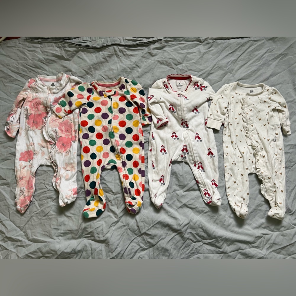 Lot of 4 baby gap girls sleepers (0-3 month)
